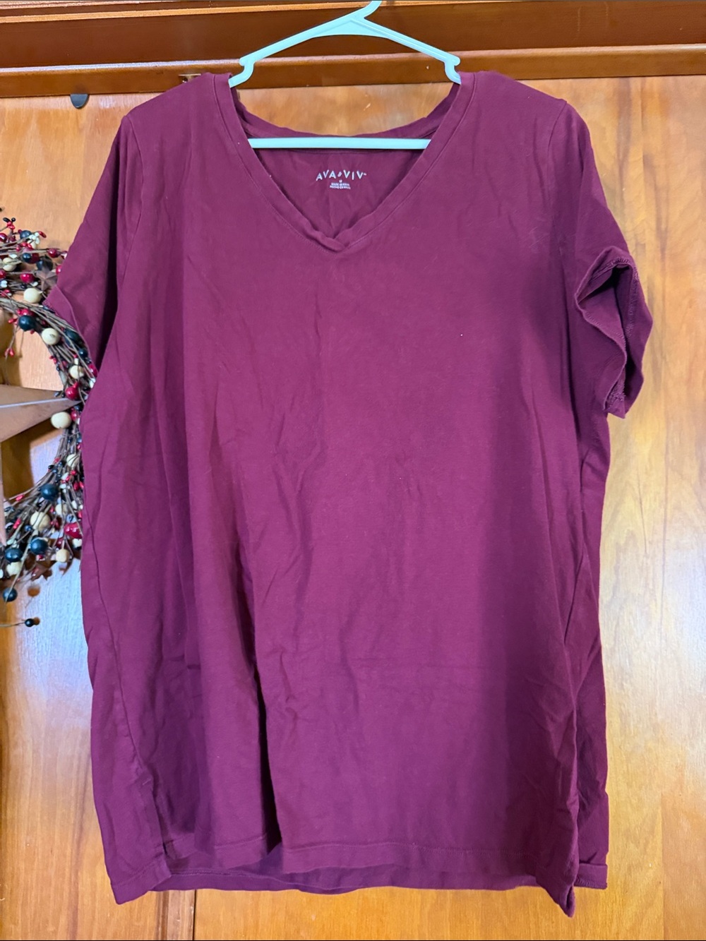 Ava & Viv Short Sleeve V-Neck Tee in Burgundy